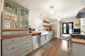 Køleskab, mikrobølgeovn, ovn, kogeplade