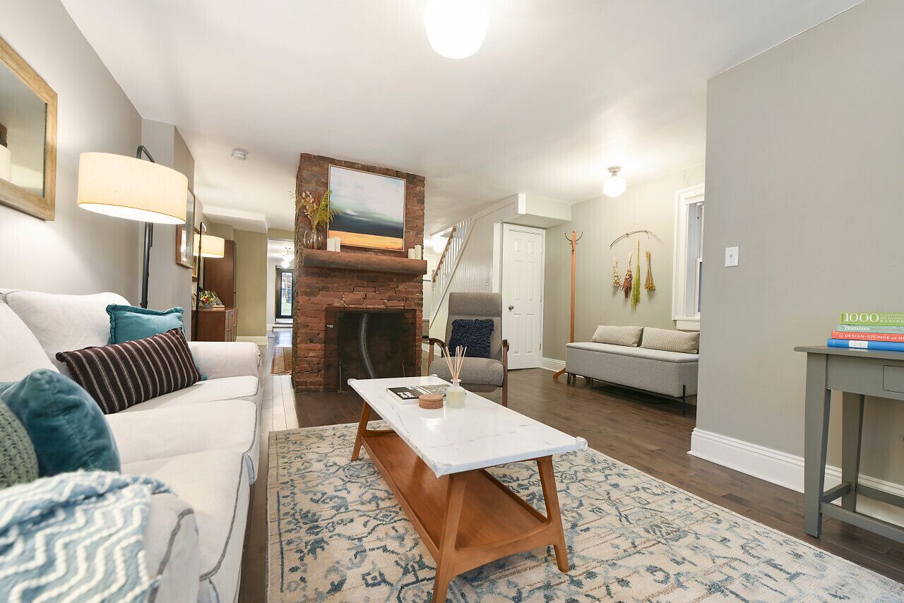 Älytelevisio, kirjoja, työhuone