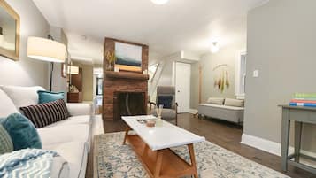 Älytelevisio, kirjoja, työhuone