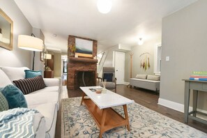 Smart TV, books, offices - ★ HostWise Stays ★ Off-Street Parking, King Bed, Amazing War Streets! (Pittsburgh)