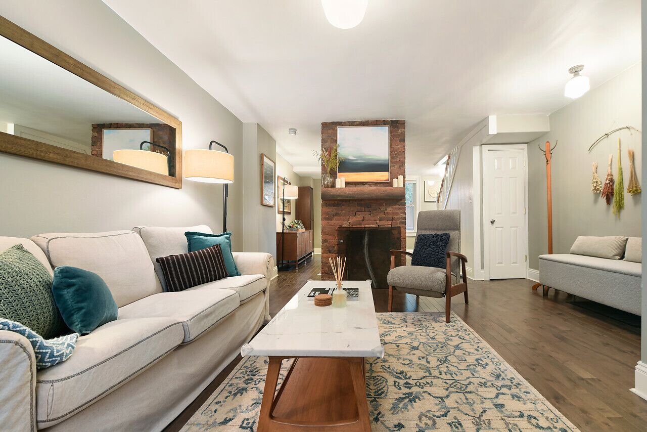 Smart-TV, bøker og kontorer