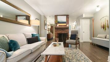 Smart-TV, bøker og kontorer