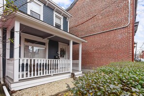 Exterior detail - ★ HostWise Stays ★ Off-Street Parking, King Bed, Amazing War Streets! (Pittsburgh)