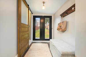 Interior - ★ HostWise Stays ★ Off-Street Parking, King Bed, Amazing War Streets! (Pittsburgh)