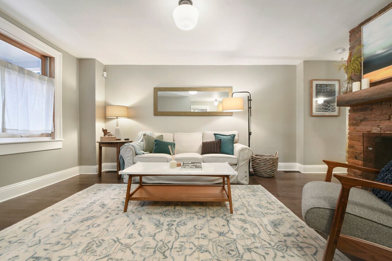 Een smart-tv, boeken en een kantoor