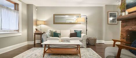 TV connectée, livres, espaces bureaux