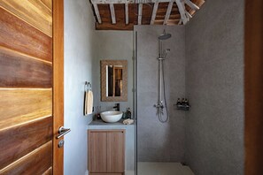 Villa, 3 habitaciones | Baño | Regadera, amenidades de baño gratuitas, secadora de cabello, toallas 