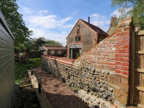 المنطقة المحيطة بالمنشأة