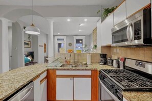 冷蔵庫、電子レンジ、オーブン、コンロ