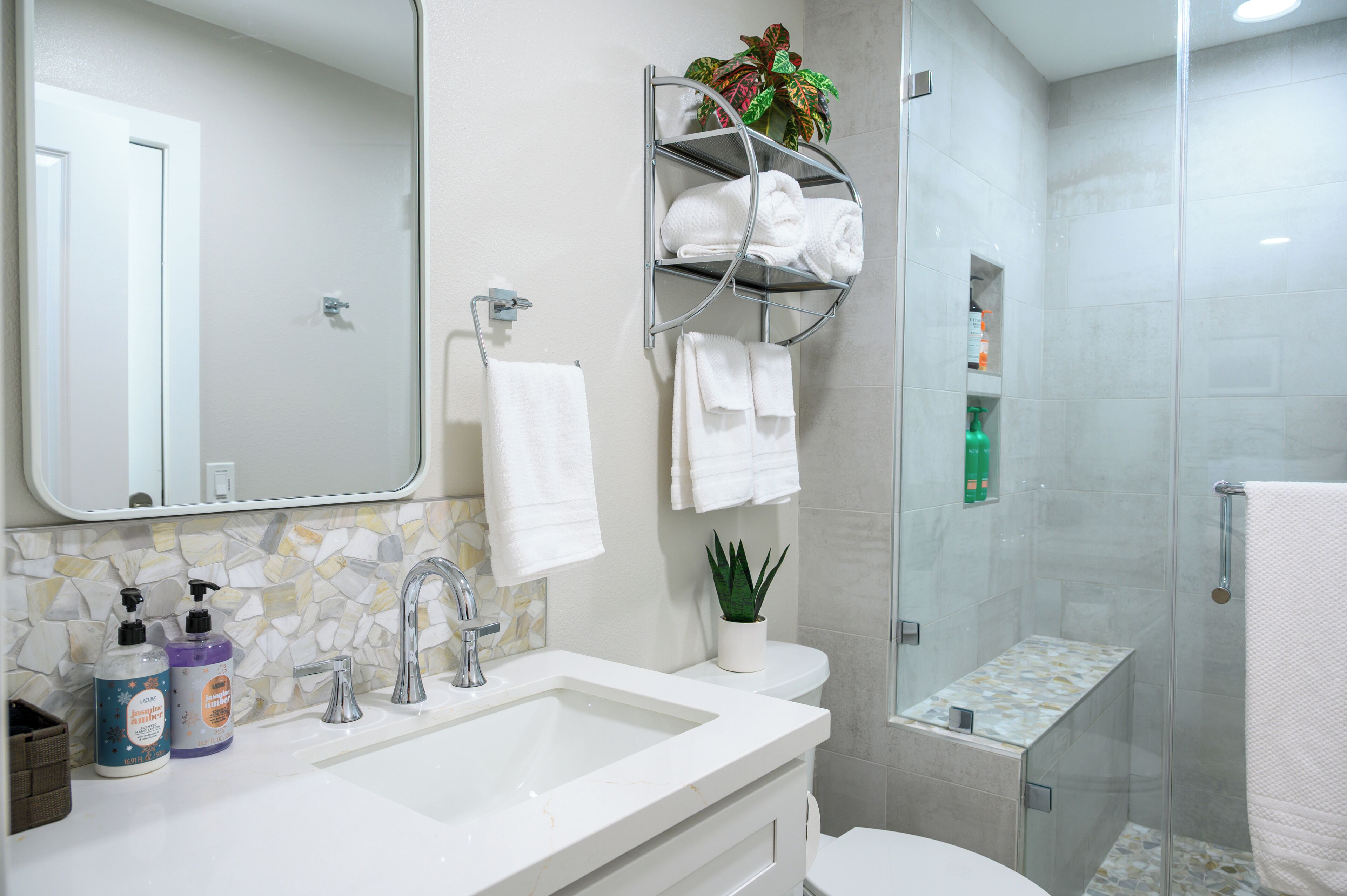 淋浴设施、吹风机、毛巾、肥皂