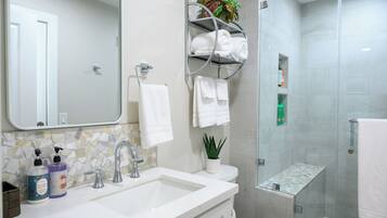 Regadera, secadora de cabello, toallas, jabón