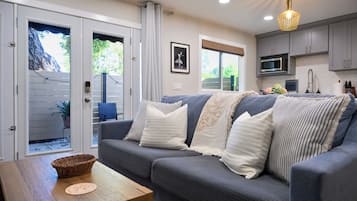 Smart-tv, boeken, een filmbibliotheek en een stereo
