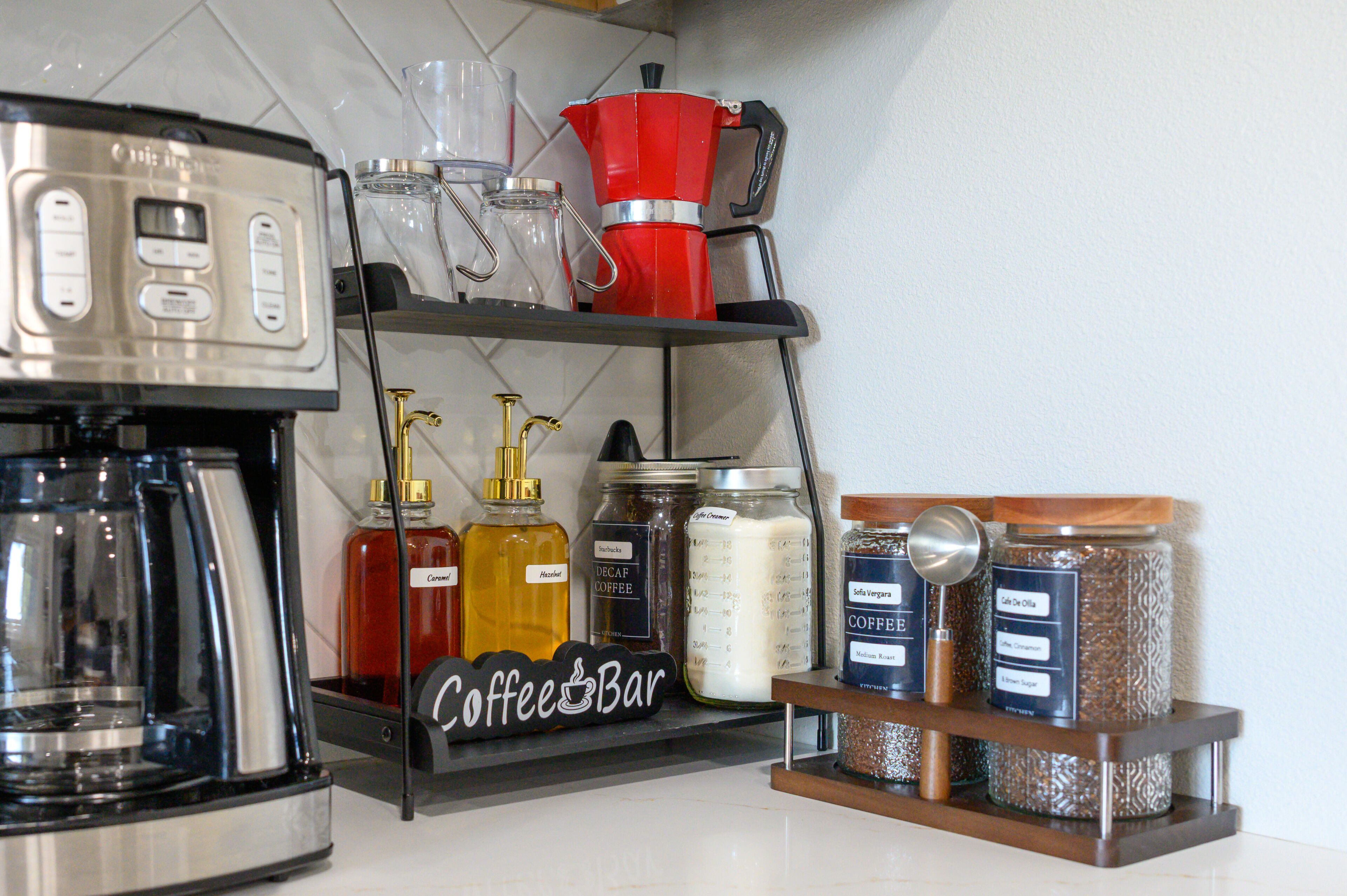 Een koffiehoek met een koffiezetapparaat, een koffiemolen en diverse koffievoorzieningen.