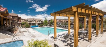 Private Hot Tub, Close to Outlets, Skiing, Trails, 2-Car Garage at Bear Hollow