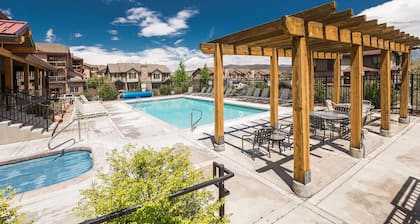 Private Hot Tub, Close to Outlets, Skiing, Trails, 2-Car Garage at Bear Hollow
