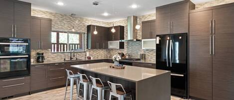 Een koelkast, een microgolfoven, een oven, een kookplaat