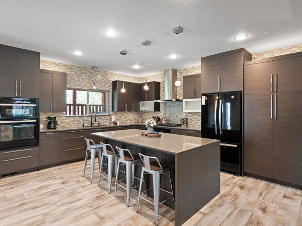 Een koelkast, een magnetron, een oven, een kookplaat