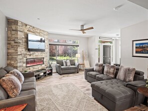 Een smart-tv, een open haard, een dvd-speler en boeken