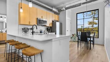 Een koelkast, een magnetron, een oven, een kookplaat