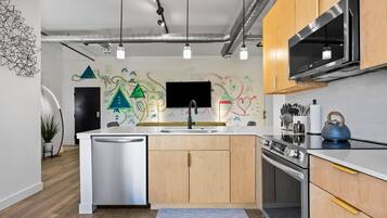 Frigorifero, microonde, forno, piano cottura