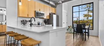 Condo Close to Downtown With Rooftop Hot Tub