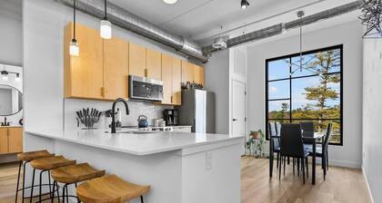 Condo Close to Downtown With Rooftop Hot Tub