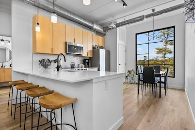 Condo Close to Downtown With Rooftop Hot Tub