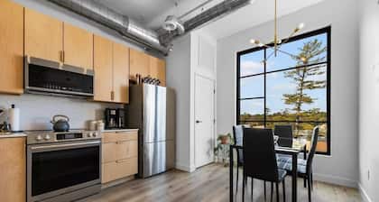Condo Close to Downtown With Rooftop Hot Tub
