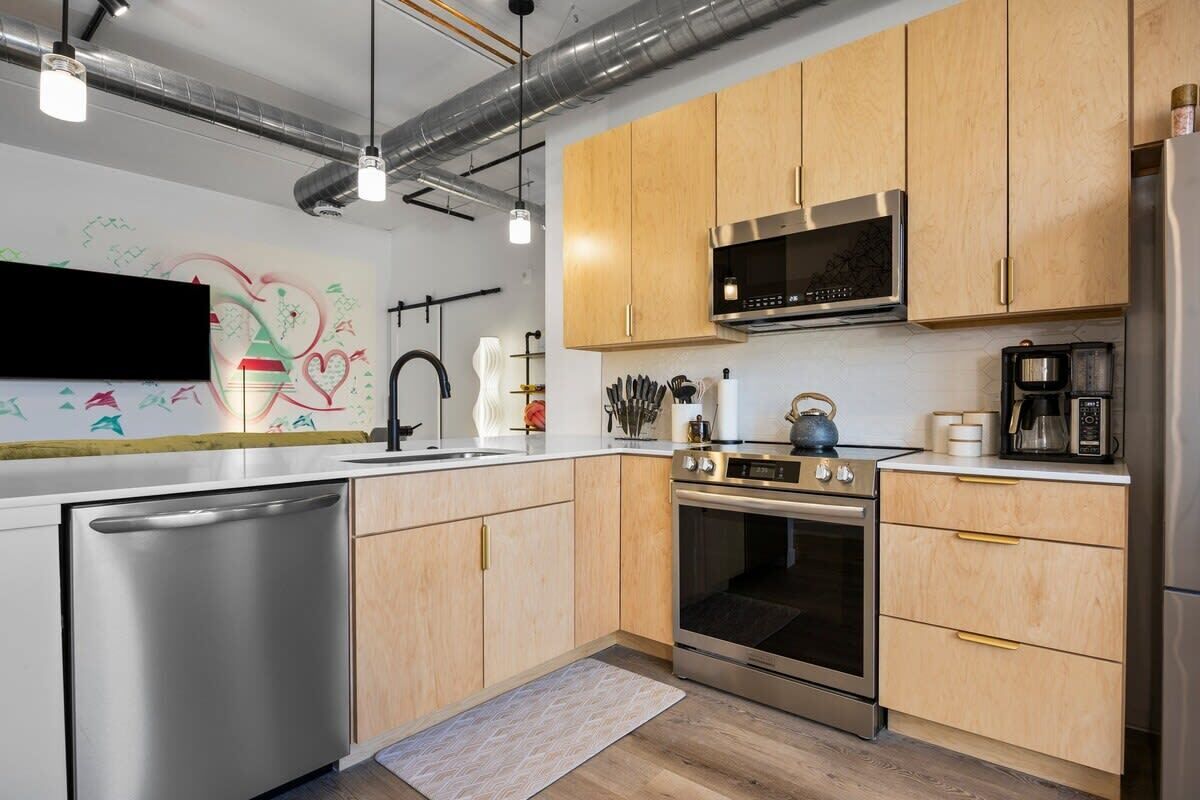 Jääkaappi, mikroaaltouuni, uuni, liesi