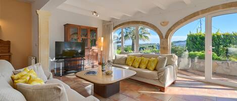 Fernseher, DVD-Player, Stereoanlage