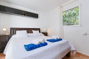 4 habitaciones, tabla de planchar con plancha, internet y ropa de cama 