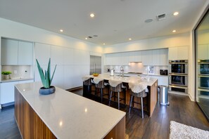 Frigorífico, microondas, placa de cocina y lavavajillas
