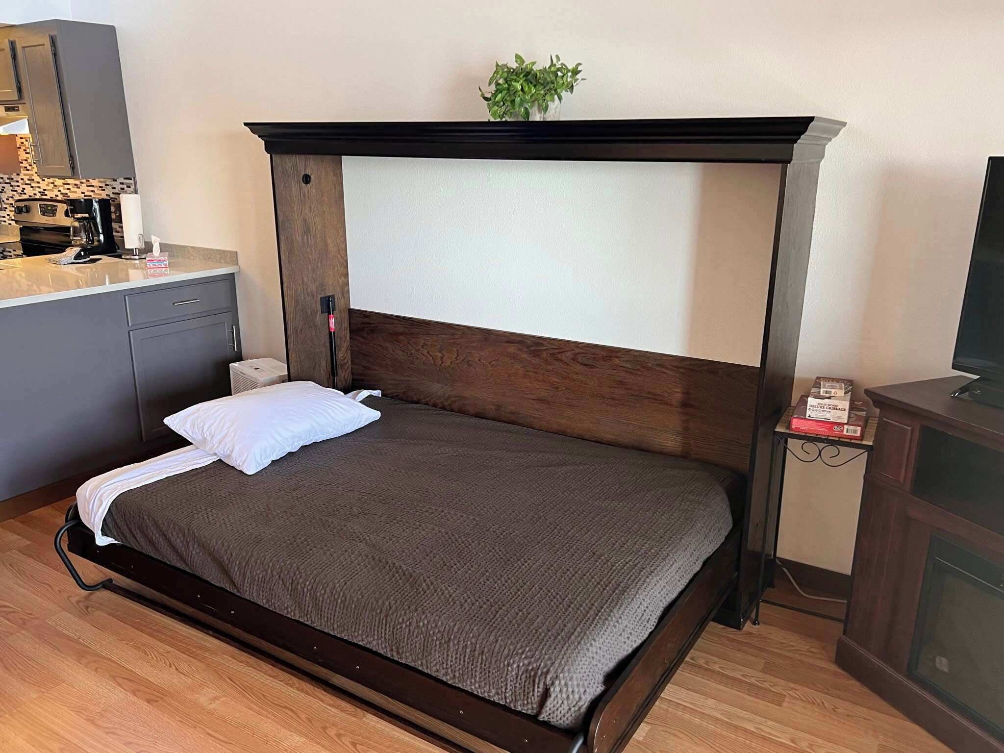 1 bedroom, desk, WiFi, bed sheets