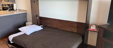 1 bedroom, desk, WiFi, bed sheets