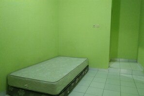 Standard Double Room | Free WiFi, bed sheets - OYO Life Kost ijo Tembok Tinggi (Jakarta)