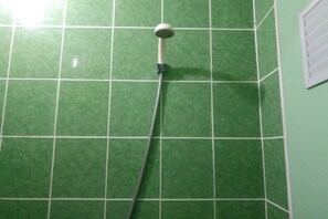 Chambre Standard double | Salle de bain | Douche, serviettes fournies, savon