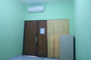 Standard Double Room | Free WiFi, bed sheets - OYO Life Kost ijo Tembok Tinggi (Jakarta)