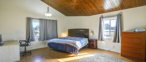 3 bedrooms, desk, iron/ironing board, WiFi