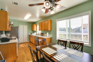 Fridge, oven, stovetop, dishwasher - Lakewood Home ~ 5 Mi to Knott’s Berry Farm! (Lakewood)