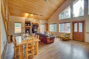 TV, fireplace, DVD player, video library - 3 Mi to Lake Easton Sno-Park: Family Cabin Escape! (Easton)