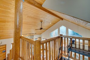Interior - 3 Mi to Lake Easton Sno-Park: Family Cabin Escape! (Easton)