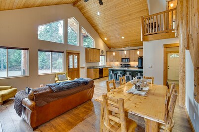 3 Mi to Lake Easton Sno-Park: Family Cabin Escape!