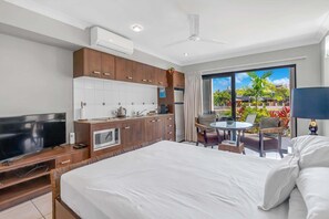 Iron/ironing board, WiFi, bed sheets