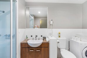 Shower, hair dryer, towels - Blue Lagoon Resort Lakeside Apartment (Trinity Beach)