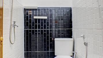 Kamar Double Deluks | Kamar mandi | Shower dan sabun