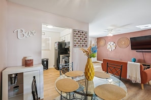 Dining - Chic Quarters; 15 min to Downtown!  (St. Augustine)