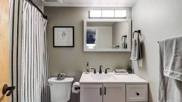 Dusj, hårføner og håndklær