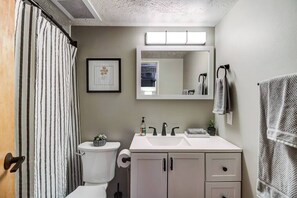 Dusche, Haartrockner, Handtücher