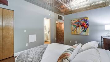 1 habitación, tabla de planchar con plancha, wifi y ropa de cama