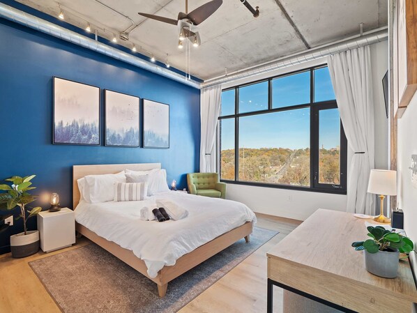 2 habitaciones, escritorio y tabla de planchar con plancha 